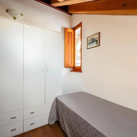 Attic Historic Building With Air Conditioning Apartamento